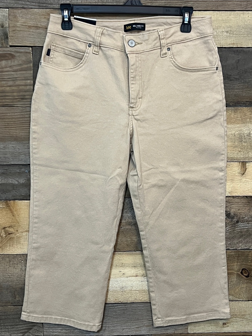 NWT New With Tags Lee Women's Mid-Rise Relaxed Fit Capris, Size 8, Color Cafe
